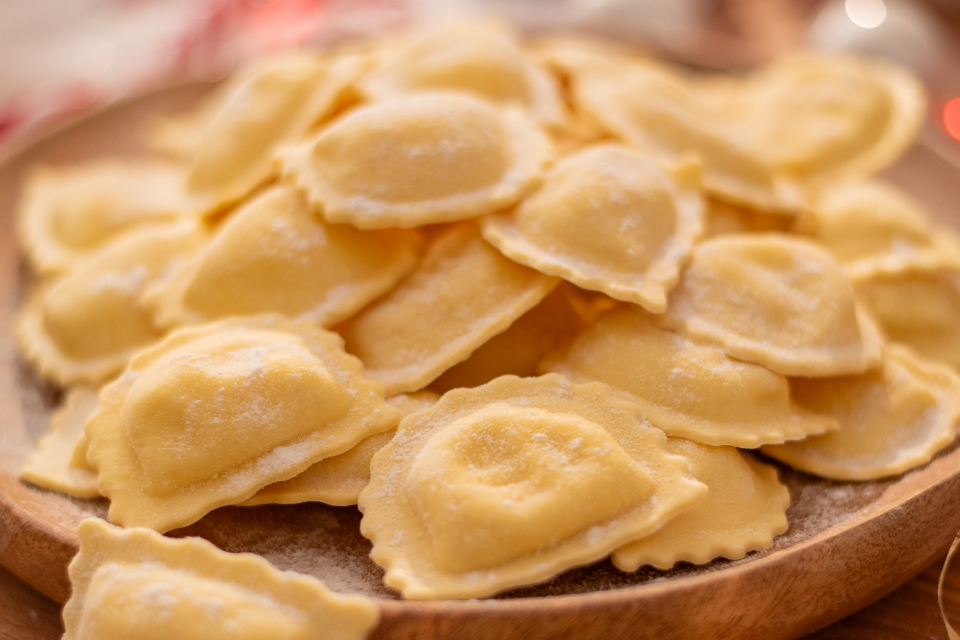 Paccheri al Cacao conditi con Gamberi, Stracciatella e granella di Pistacchi