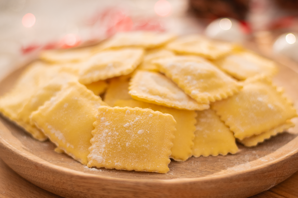 Sonnenblumen aus Kakao-Blätterteig, gefüllt mit kandierten Orangen, Schokolade und Ricotta-Käse, überzogen mit geschmolzener Butter und Schokoladenraspeln