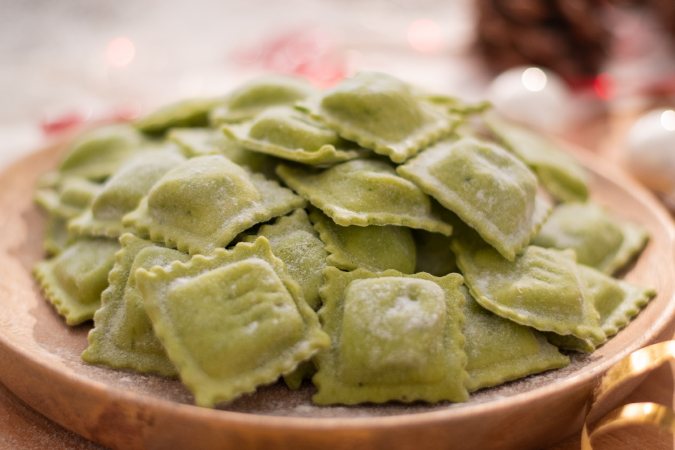 Piemontesische Fleisch-Agnolotti mit Kakao-Blätterteig, serviert mit Trüffelcreme