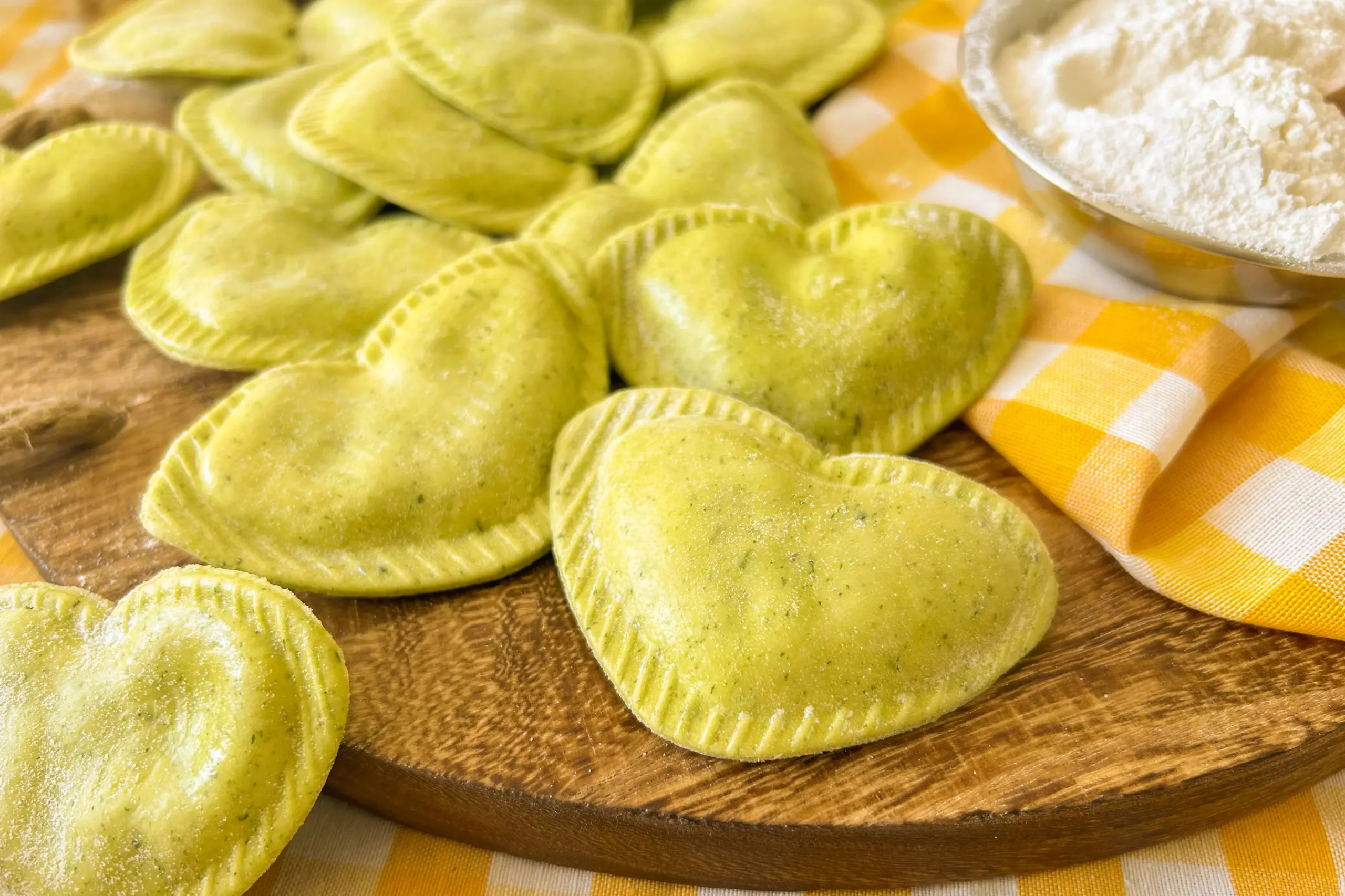 Große Herzen gefüllt mit milchfreiem Ratatouille Pasta DaSempre